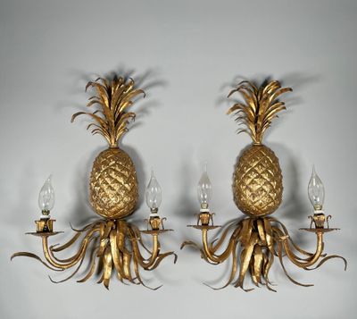 paire d'appliques murales en laiton en forme d'ananas avec bougeoirs