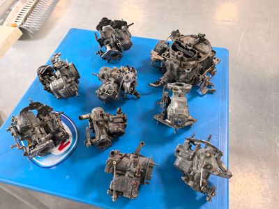 de nombreuses petites pièces de moteur sur un plateau bleu