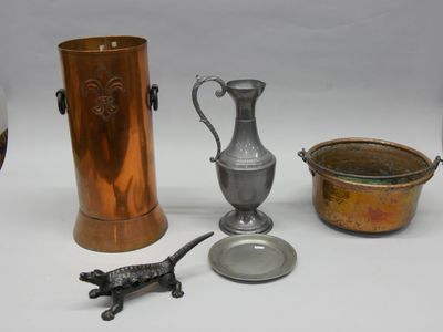 un grand nombre d'objets différents posés sur une table