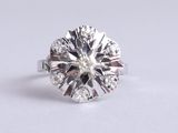 une image d'une bague en diamant sur une surface blanche