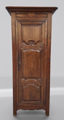 une vieille armoire en bois surmontée d'une porte