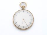 une montre de poche en or avec des chiffres romains sur le cadran