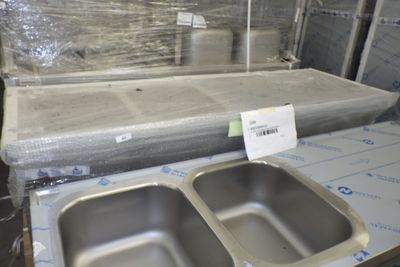deux éviers en acier inoxydable au milieu de la pièce