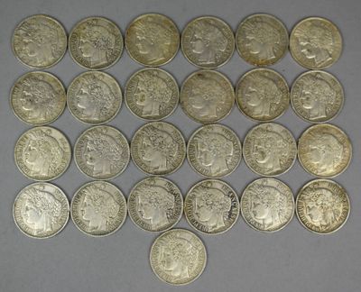 une pile de pièces posées les unes à côté des autres sur une table