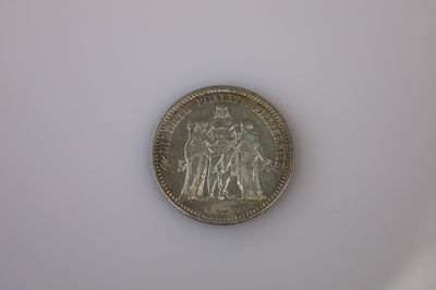 l'image d'une pièce d'argent sur une surface blanche