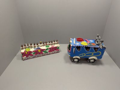 un petit train et une boîte de bougies posés sur une table