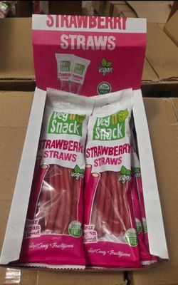 deux barquettes de fraises sont posées dans une boîte en carton sur une table