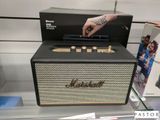 une enceinte noir et blanc exposée dans un magasin