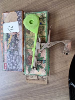une paire de ciseaux et une autre paire de ciseaux posées sur une table