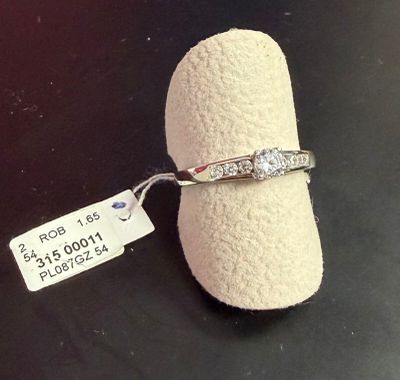 une bague sertie d'un diamant posée sur un morceau de tissu