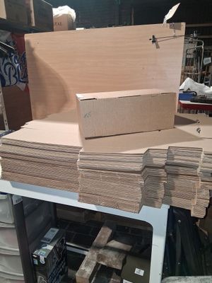 une pile de cartons posée sur une table