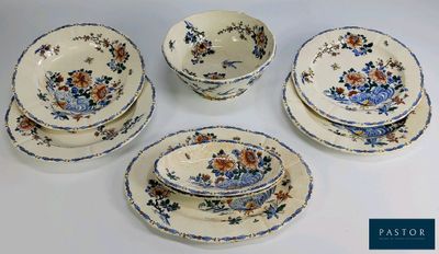 six pièces de vaisselle bleue et blanche ornées de fleurs