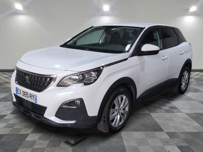 la voiture blanche est garée dans le garage sur un sol en damier
