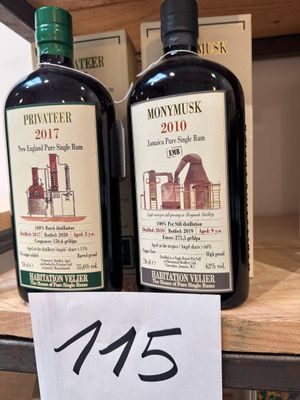 Deux bouteilles d'alcool sont posées sur une étagère dans un magasin.