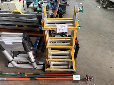 un grand nombre d'outils posés sur le sol