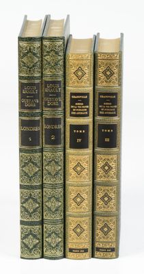 trois vieux livres sont empilés les uns sur les autres