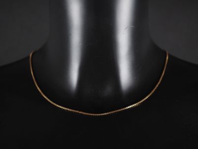 un collier à chaîne en or sur un mannequin mannequin mannequin mannequin mannequin mannequin mannequin mannequin mannequin mannequin