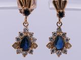 une photo d'une paire de boucles d'oreilles ornées de saphirs et de diamants