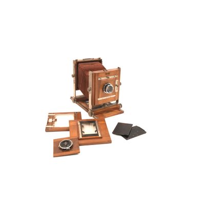 un petit appareil photo en bois sur lequel est représentée une image