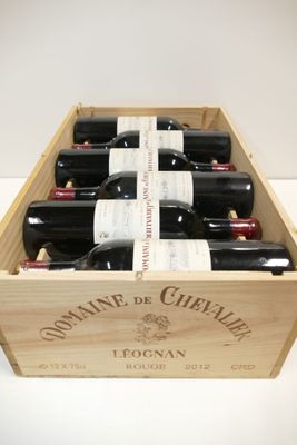 bouteilles de vin rouge dans un coffret en bois sur une table