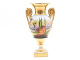 un vase en or orné d'une image représentant une maison