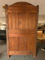 * Armoire chapeau de gendarme en noyer mouluré ouvrant par d… (photo 2)