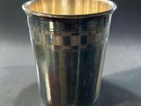 une coupe en argent posée sur une table