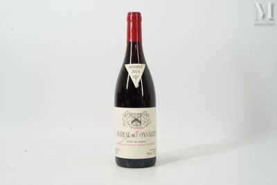 une bouteille de vin posée sur une table