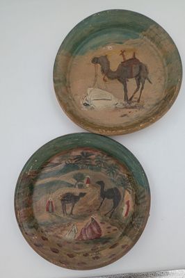 deux assiettes sur lesquelles sont représentés un chameau et un chameau