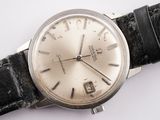a watch that is sitting on a black leather strap