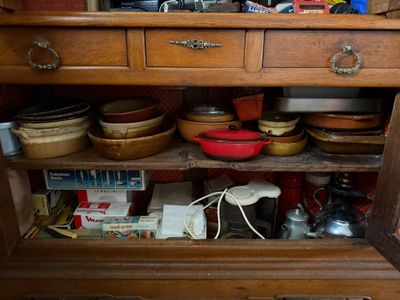 un buffet en bois sur lequel sont disposées de nombreuses assiettes