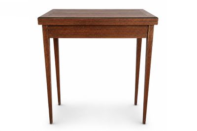 une petite table avec un plateau en bois sur fond blanc
