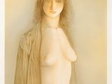 une image représentant une femme nue aux longs cheveux, debout devant un mur blanc