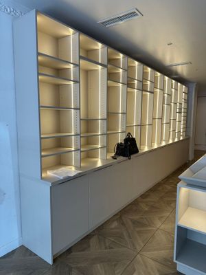 une pièce dans laquelle se trouvent un comptoir, des étagères et un sac