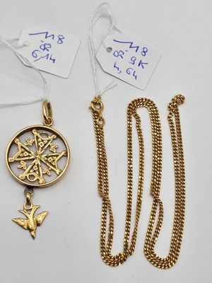 deux colliers en or et un pendentif orné d'un oiseau