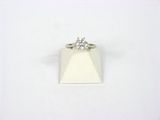 gros plan d'une bague en diamant sur une surface blanche