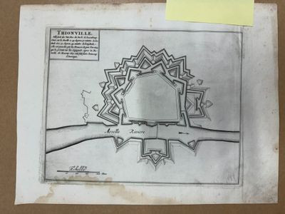 une photo représentant un dessin d'une carte sur une feuille de papier