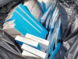un sac noir rempli de livres bleus et blancs