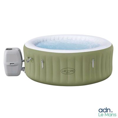 un gros plan d'un jacuzzi gonflable sur fond blanc