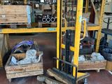 Plusieurs palettes de bois sont posées sur des palettes dans un entrepôt