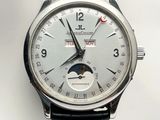 gros plan d'une montre sur une surface blanche