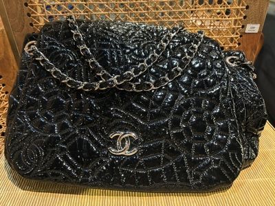 Sac de soirée Chanel noir à paillettes, avec bandoulière en chaîne