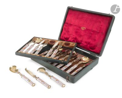 un coffret contenant de l'argenterie sur une surface blanche