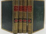 trois livres sont empilés sur une surface blanche