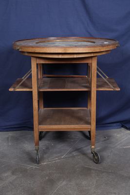 une vieille table en bois sur laquelle est posé un plateau