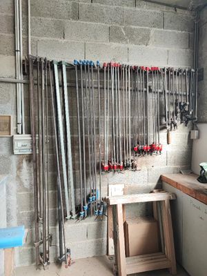 une pièce où sont accrochés au mur tout un tas de tuyaux