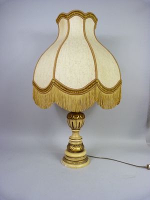 l'image d'une lampe posée sur une table