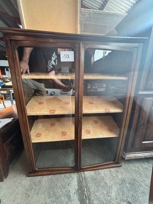 un homme qui travaille sur une armoire dans un magasin