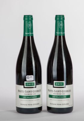 deux bouteilles de vin posées l'une à côté de l'autre sur une table