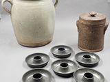 de nombreux types de vases et de bols sur la table